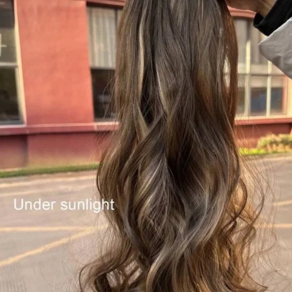One piece Clip in Wavy Clip in hair extensions - Dark brown with Caramel Blonde - Picture 10 of 10